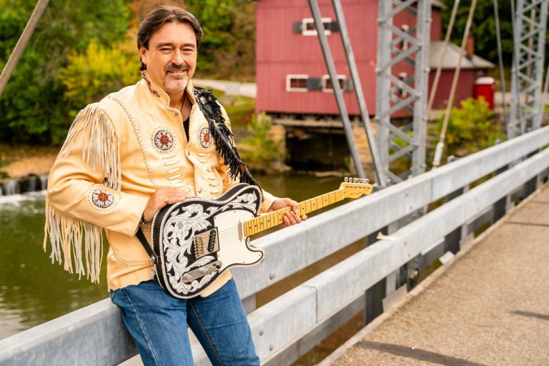 De Raíces Bluegrass al Estrellato en Solitario: El Viaje Musical de Chad Clark